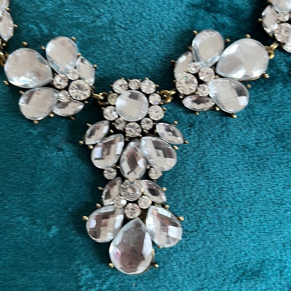 🎉SALE🎉CRYSTAL Statement Necklace - Picture 4 of 6